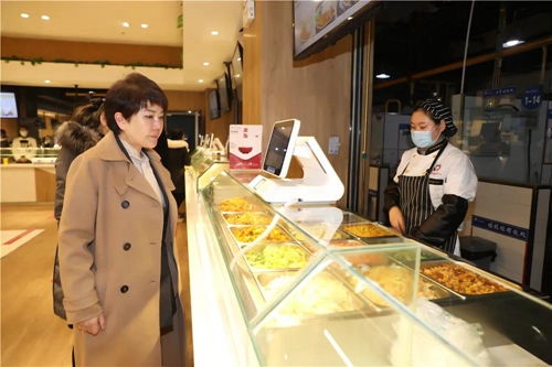 西安翻譯學院董事長丁晶深入一線檢查校園飲食保障工作，強調高標準餐飲管理服務師生